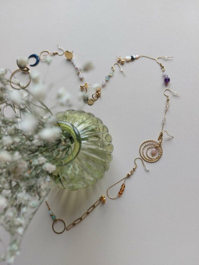 une collection de boucles d'oreilles en formes de coeur