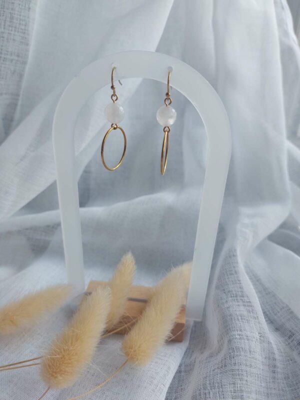 boucles d'oreilles discrète et légère en pierre de lune