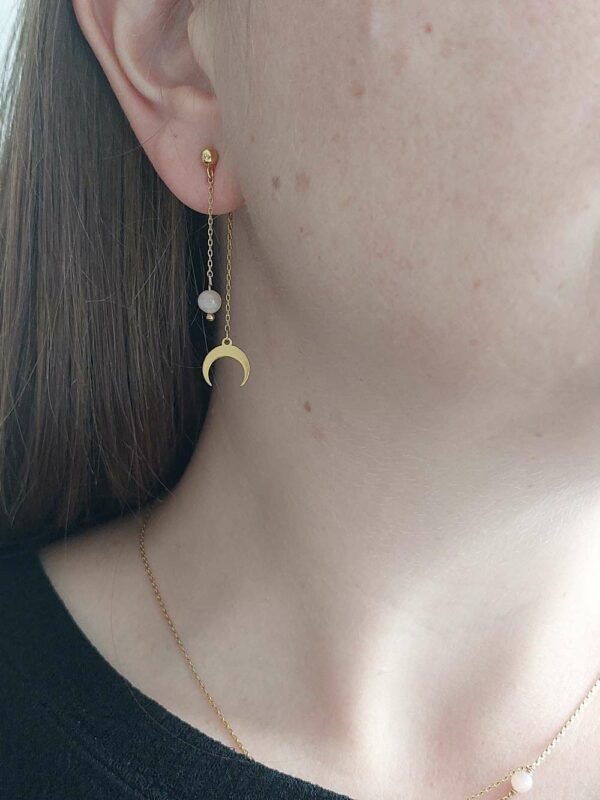 boucles d'oreilles avec pierre de lune et lune à l'arrière