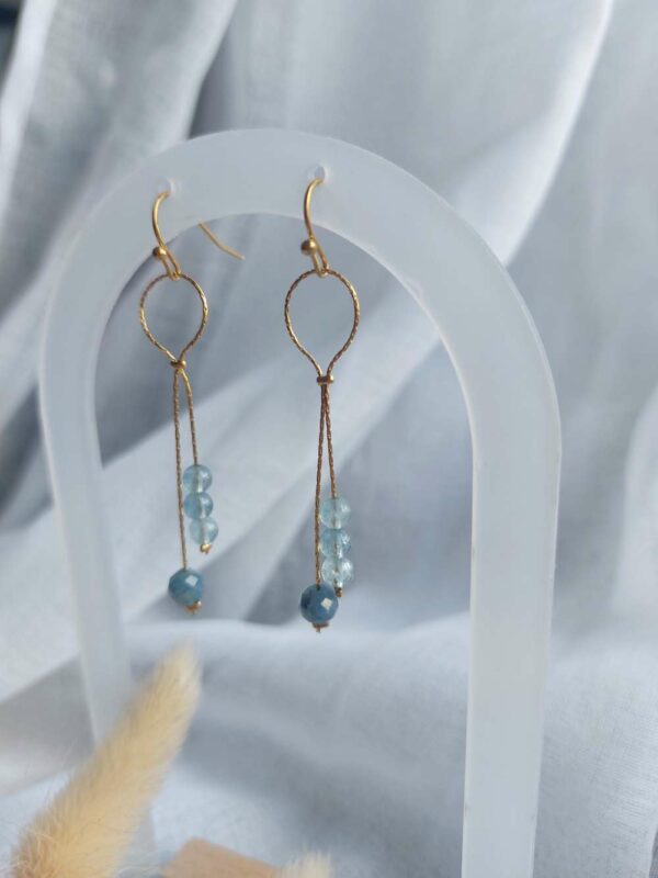boucles d'oreilles avec des perles pendante