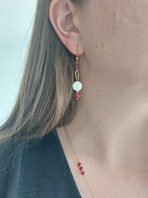 boucles d'oreilles porté en nacre et cornaline