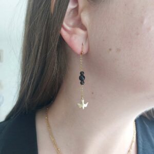 boucles d'oreille en obsidienne porté