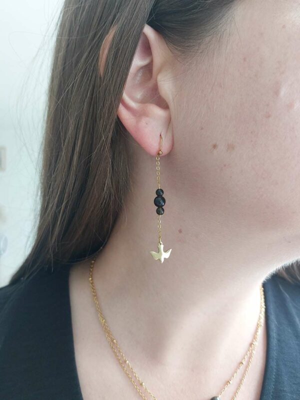 boucles d'oreille en obsidienne porté