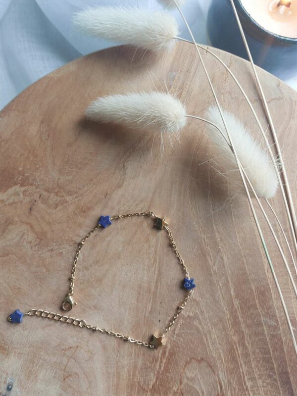 collier avec des étoiles doré et en lapis lazuli