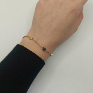 bracelet avec plusieurs étoiles doré et en lapis lazuli