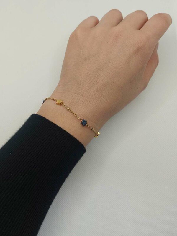 bracelet avec plusieurs étoiles doré et en lapis lazuli
