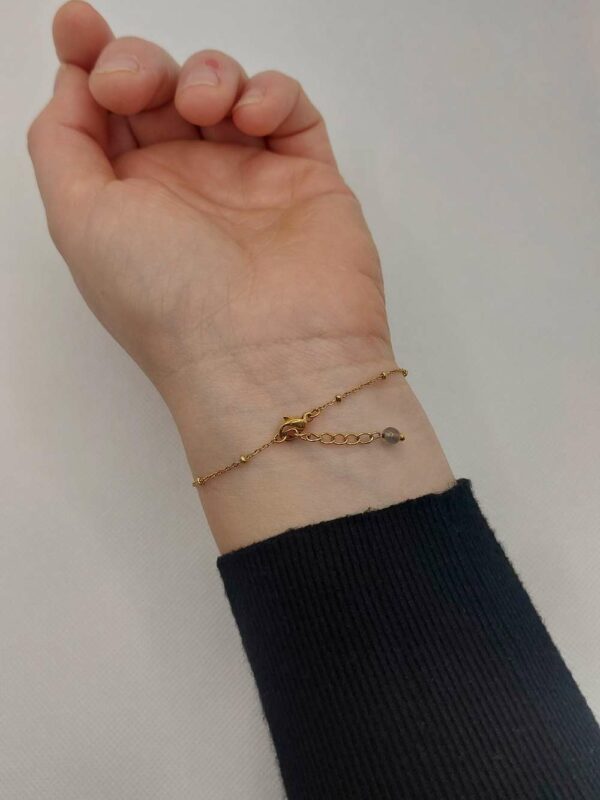 attache du bracelet avec chaine de rallonge et perle de finition