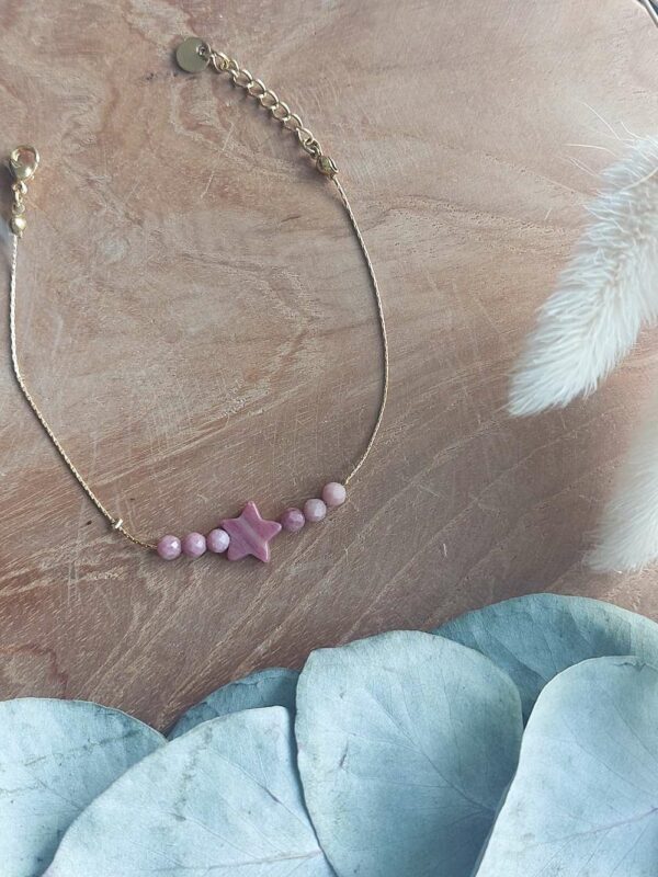 bracelet doré avec pierre rose