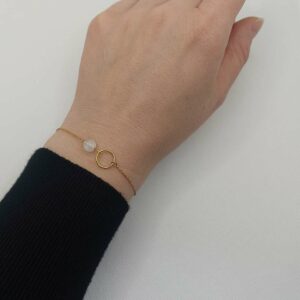 bracelet avec pierre de lune et cercle au centre
