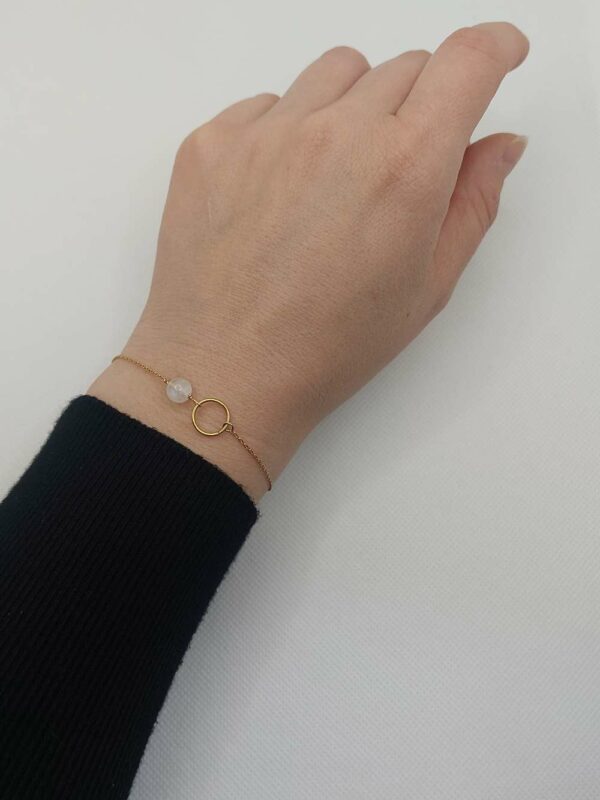 bracelet avec pierre de lune et cercle au centre