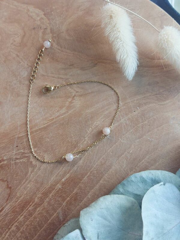 bracelet avec une double chaine entre 2 pierre