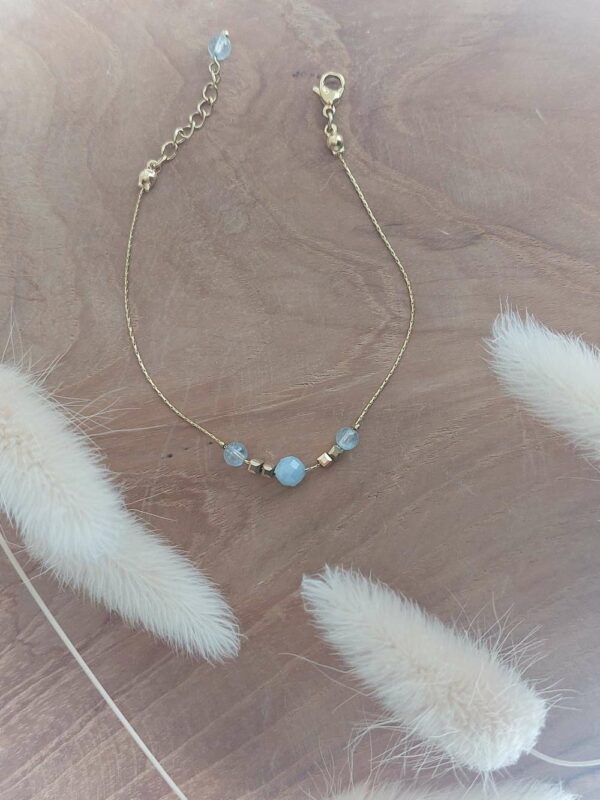 bracelet avec perle bleu ciel en aigue marine