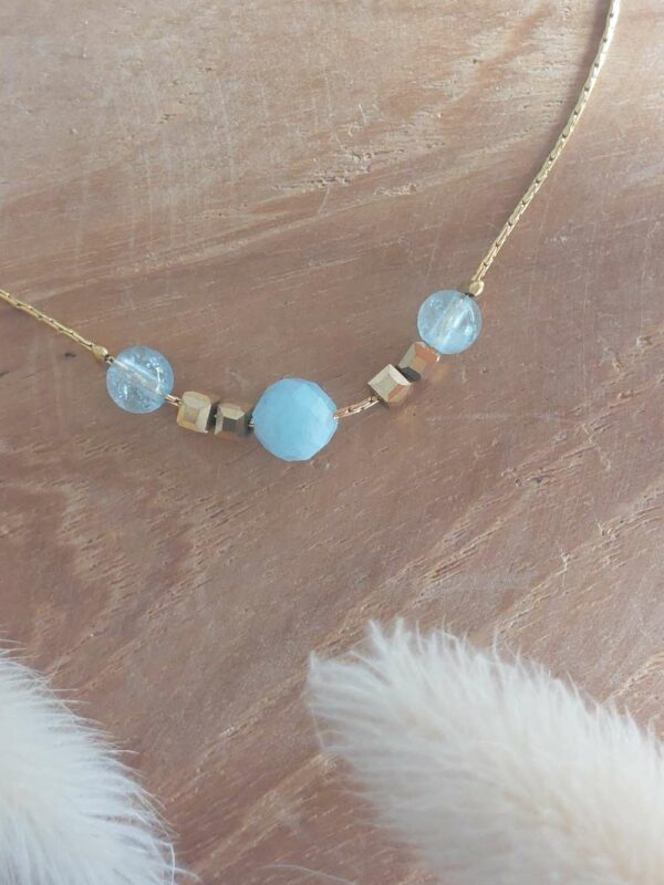 perles bleu ciel et doré