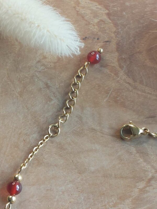 perle de cornaline à la fin du bracelet