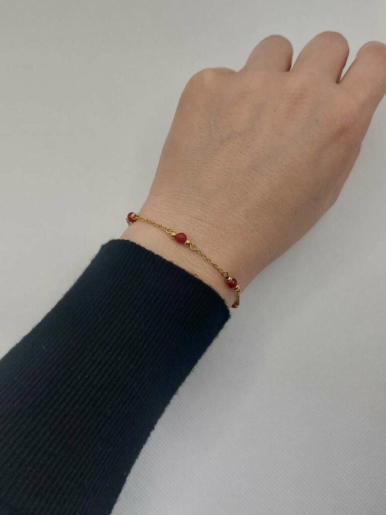 bracelet porté avec les pierre