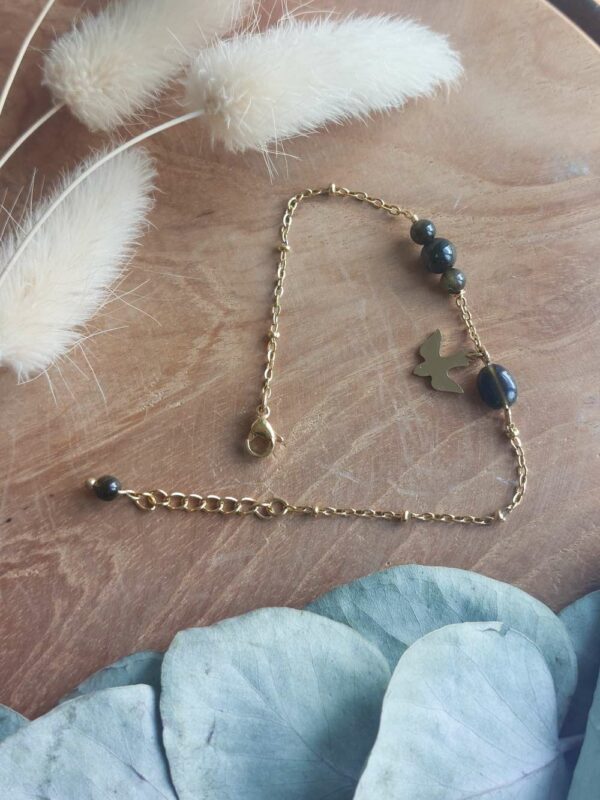 bracelet originale avec sa colombe et ses perle noir
