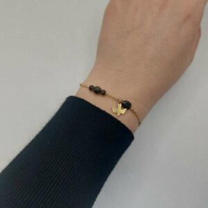 bracelet avec plusieurs pierre d'obsidienne et un médaillon oiseau