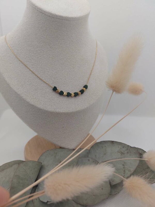 collier fin en serpentine avec petite perles en forme de coeurs