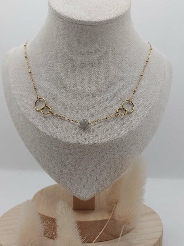 collier avec chaine perlé doré