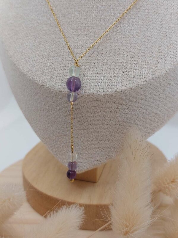 zoom sur les pierres de fluorite de plusieurs couleurs