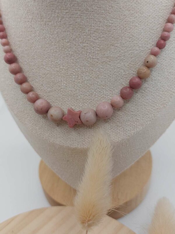 zoom sur les perles de pierre roses