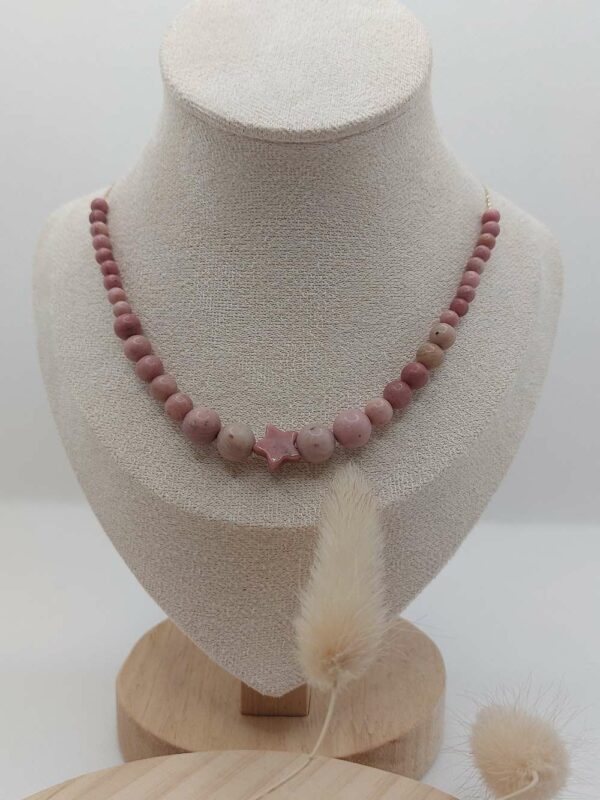collier de perle en rhodonite avec au centre une étoile