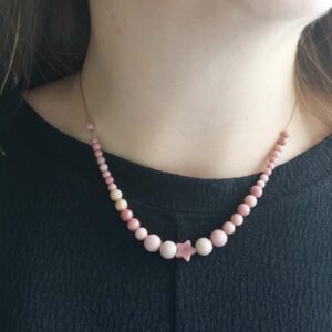 collier de perles de rhodonite rose