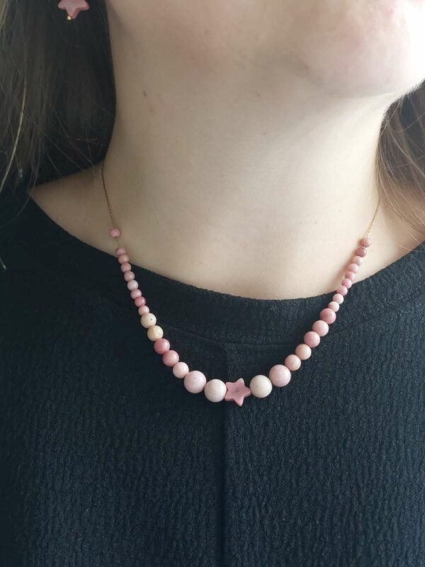 collier de perles de rhodonite rose