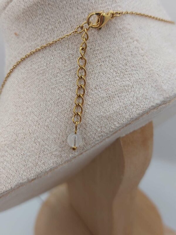 collier avec chaine d'ajustement et pierre de finition