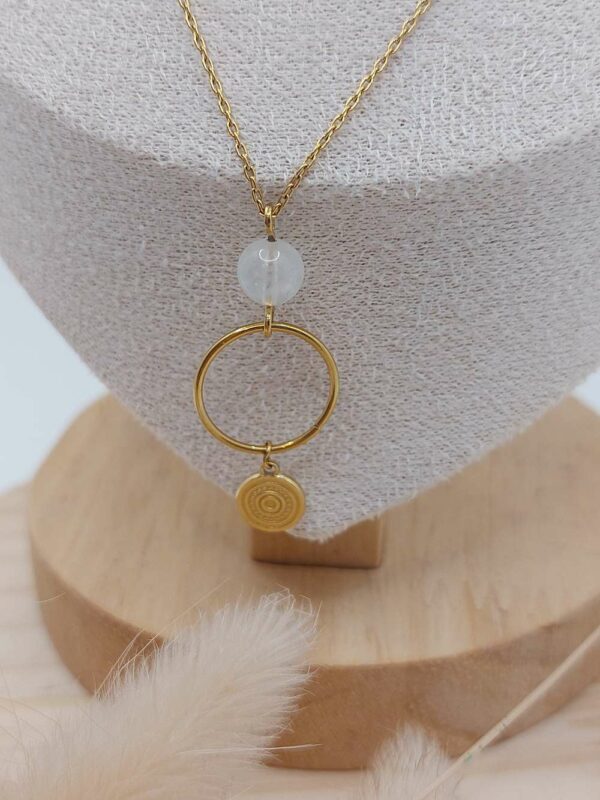 zoom sur le pendentif pierre cercle et médaillon