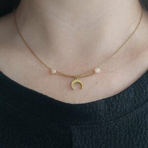 collier avec 2 pierre de lu lune rose et une lune inversé au centre