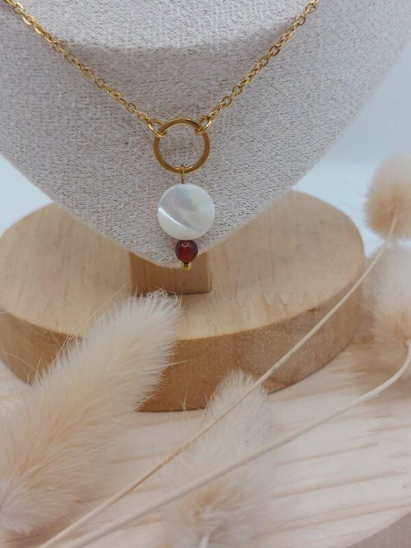 zoom sur pendentif cercle cornaline et nacre