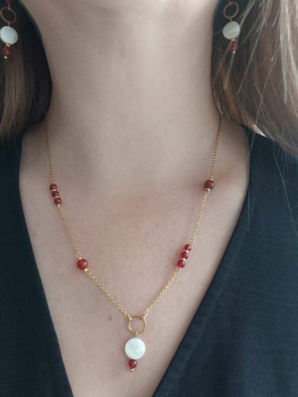 collier porté avec col v