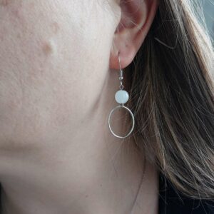 boucles d'oreilles avec anneaux et pierre de lune