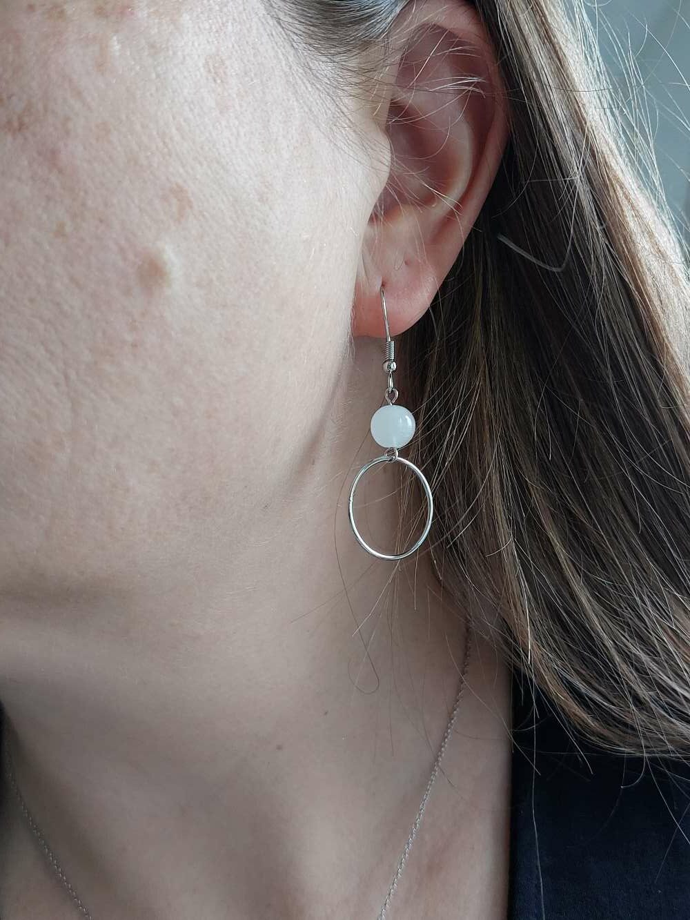 boucles d'oreilles avec anneaux et pierre de lune