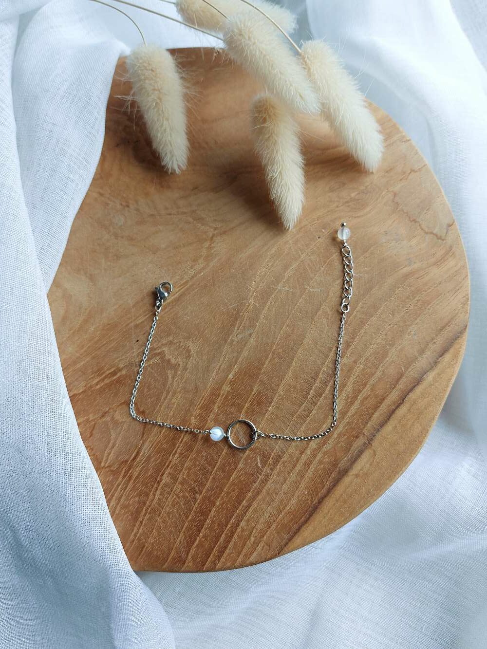 bracelet fin en pierre de lune et anneau au centre