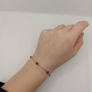bracelet avec perle naturellement rouge