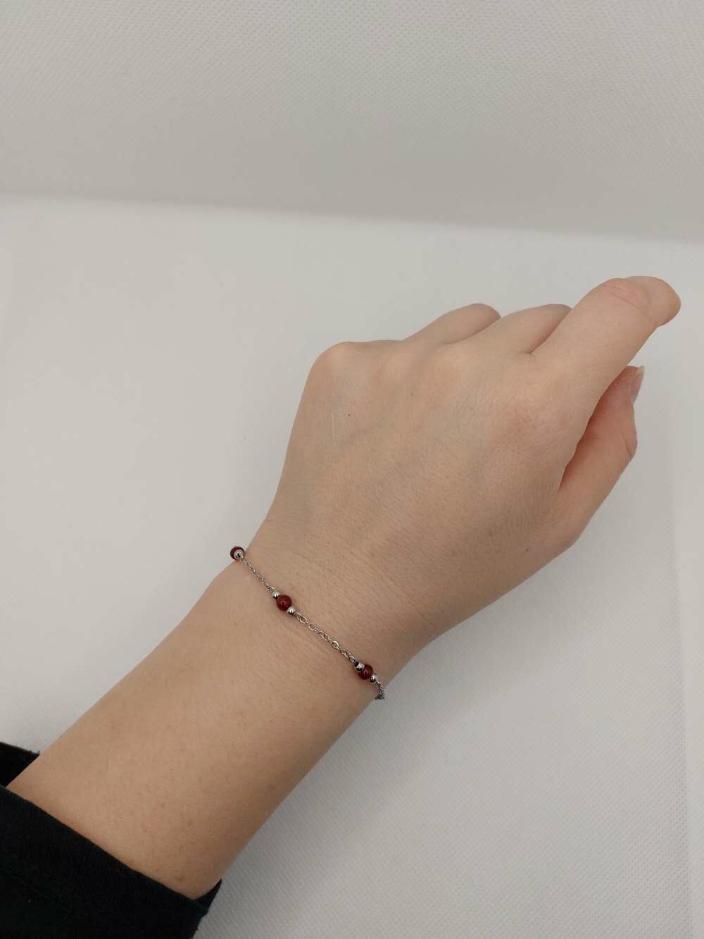 bracelet avec perle naturellement rouge