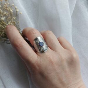 bague large avec lapis lazuli