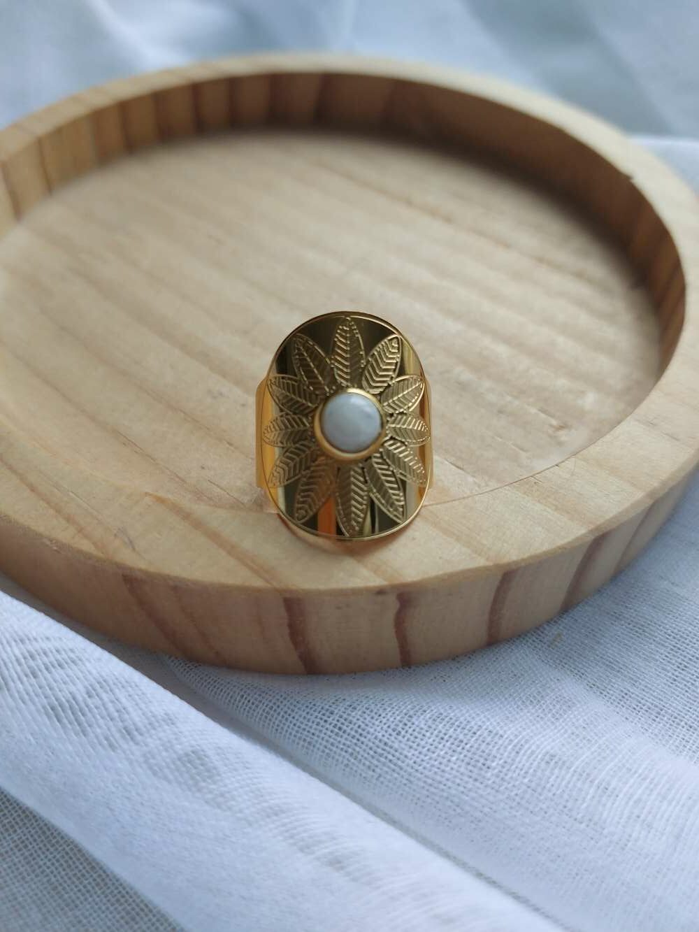 bague avec fleur et pierre de lune au centre
