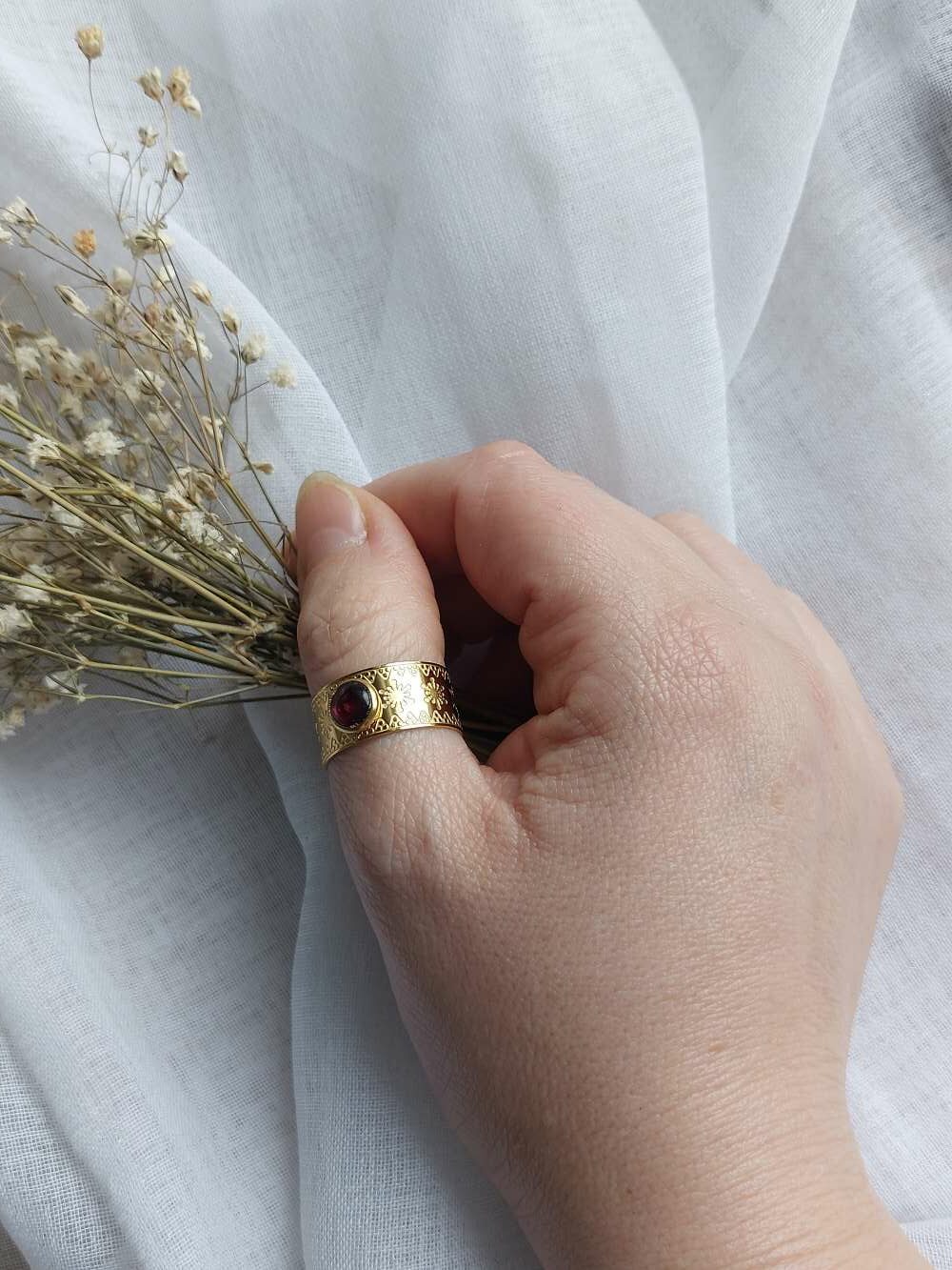 bague large avec motif