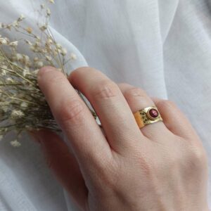 bague large et grenat