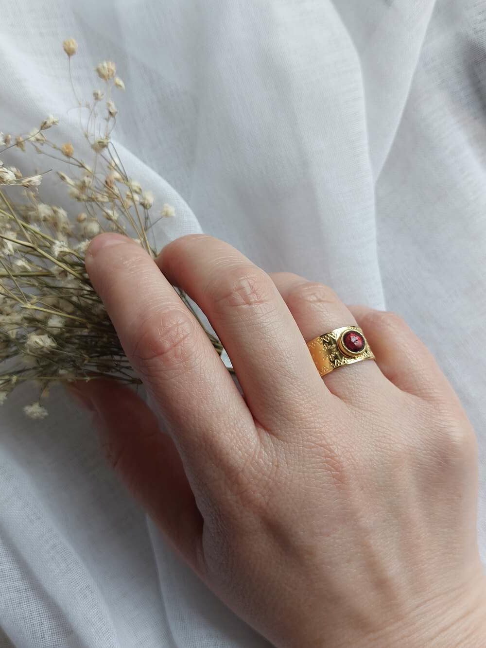 bague large et grenat