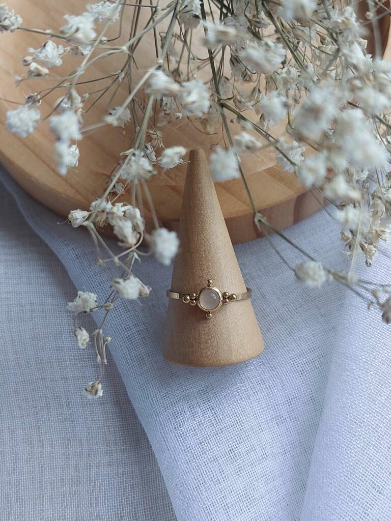 bague en acier inoxydable doré et quartz rose