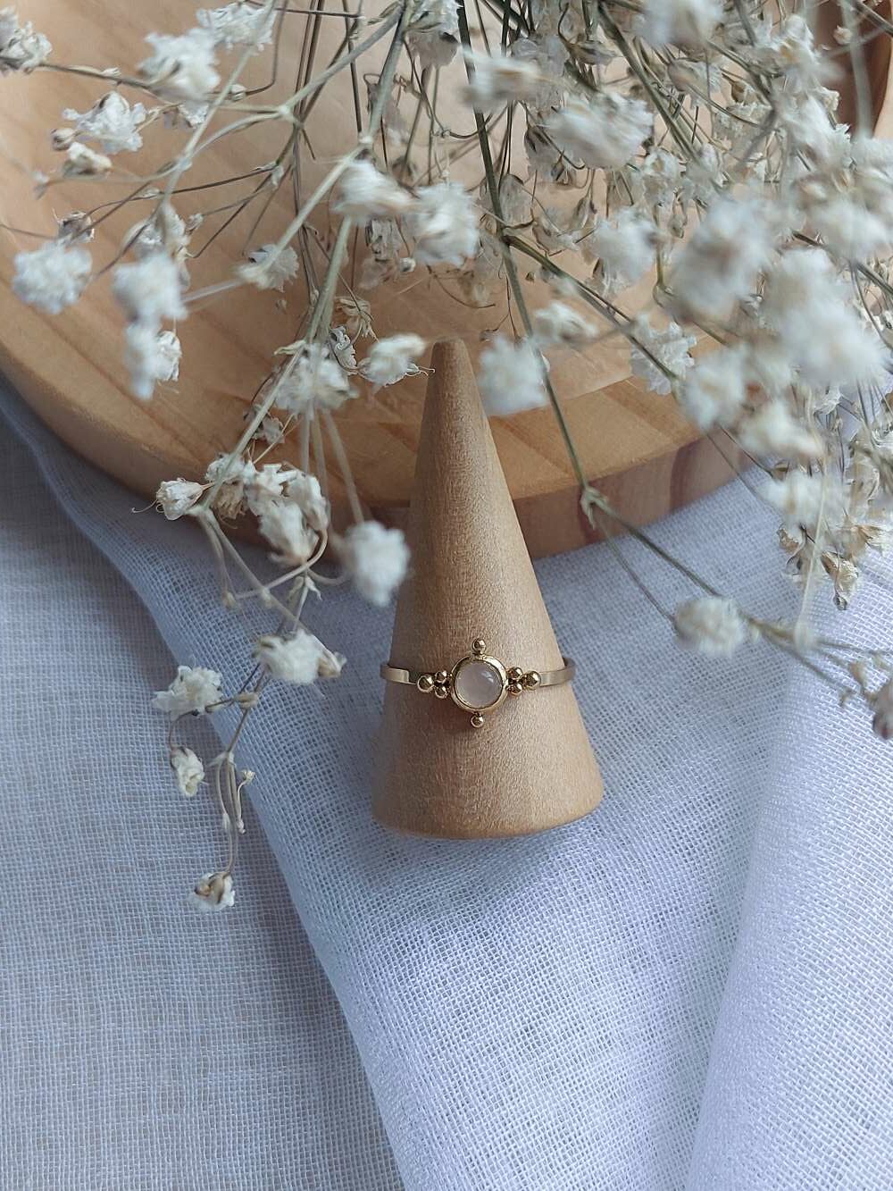 bague en acier inoxydable doré et quartz rose