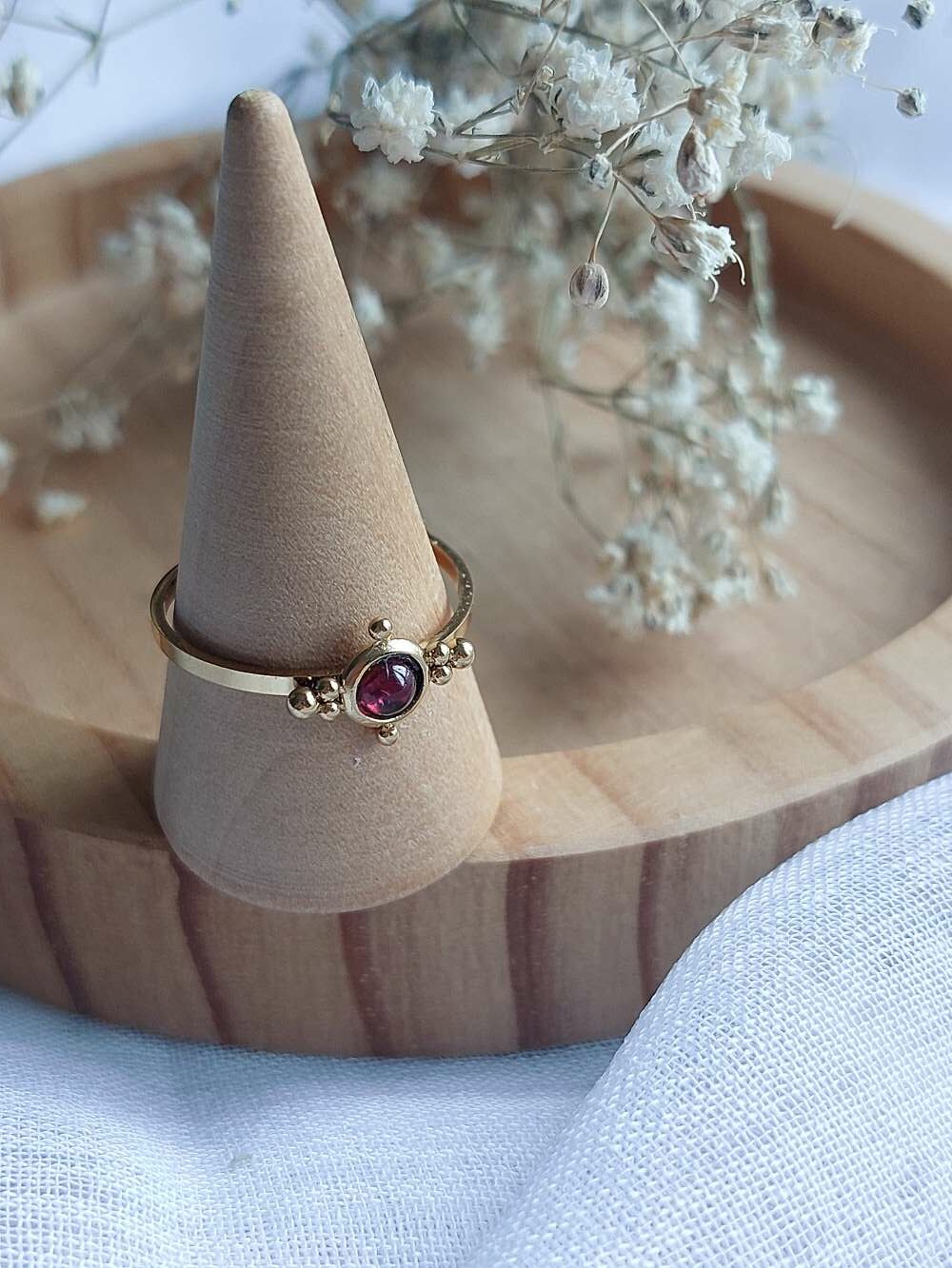 bague fine doré en acier inoxydable et grenat