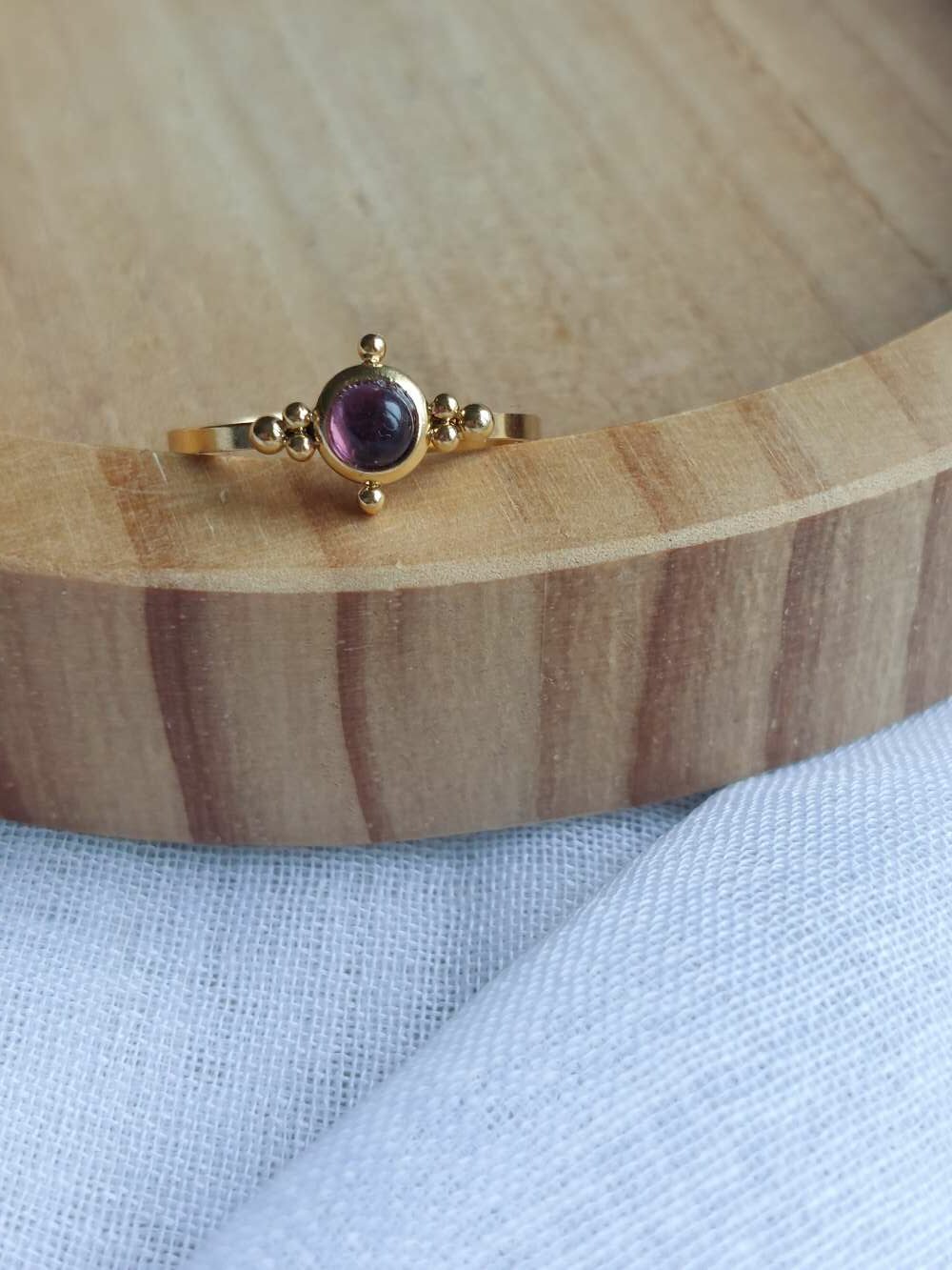 améthyste au centre sur bague fine