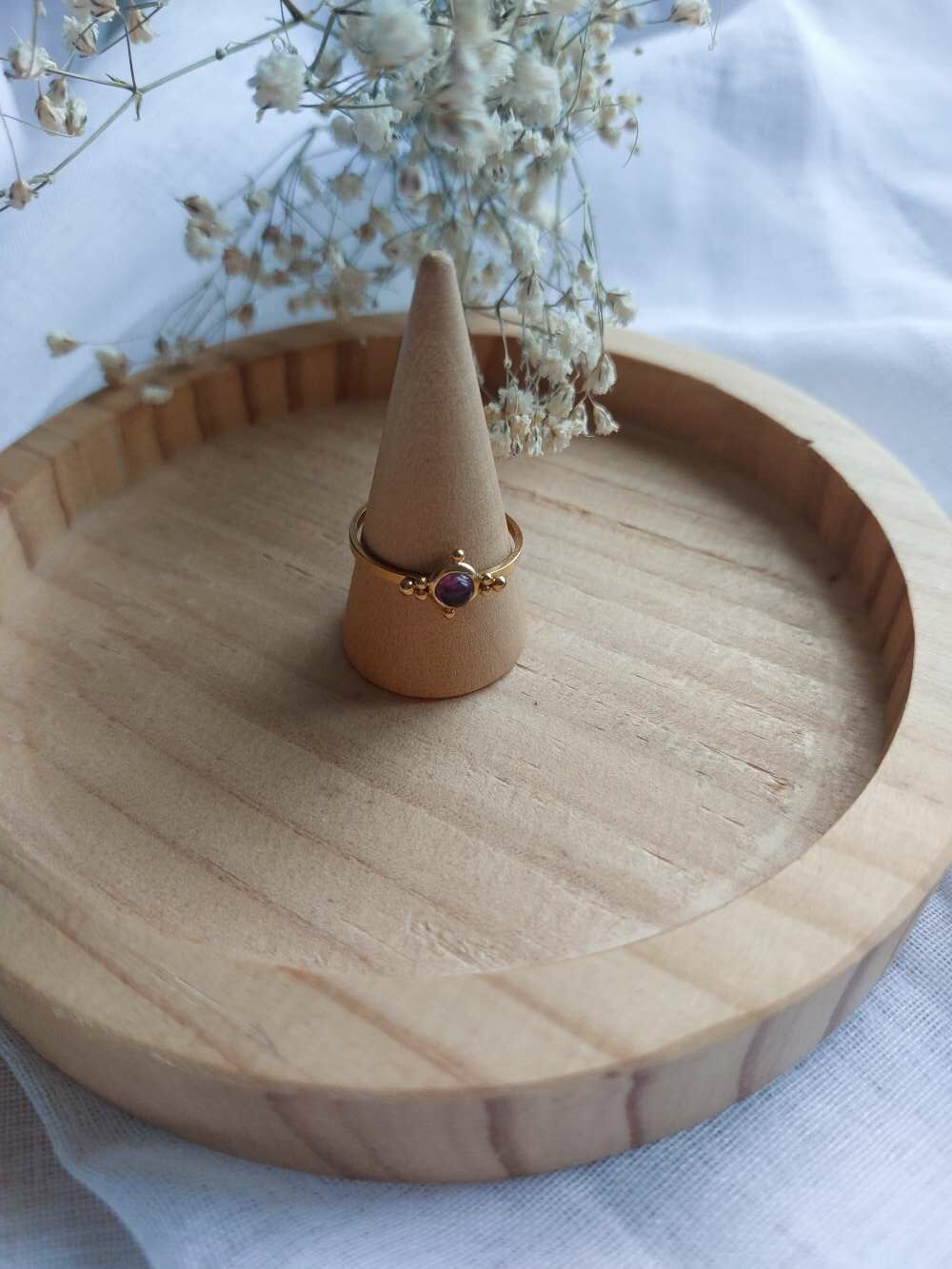 bague doré et améthyste