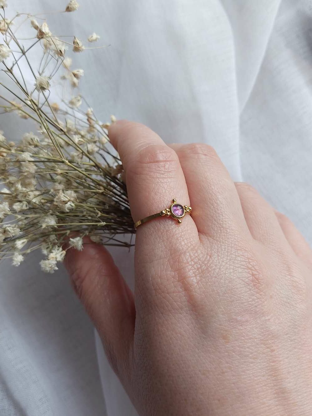 bague fine en améthyste naturelle