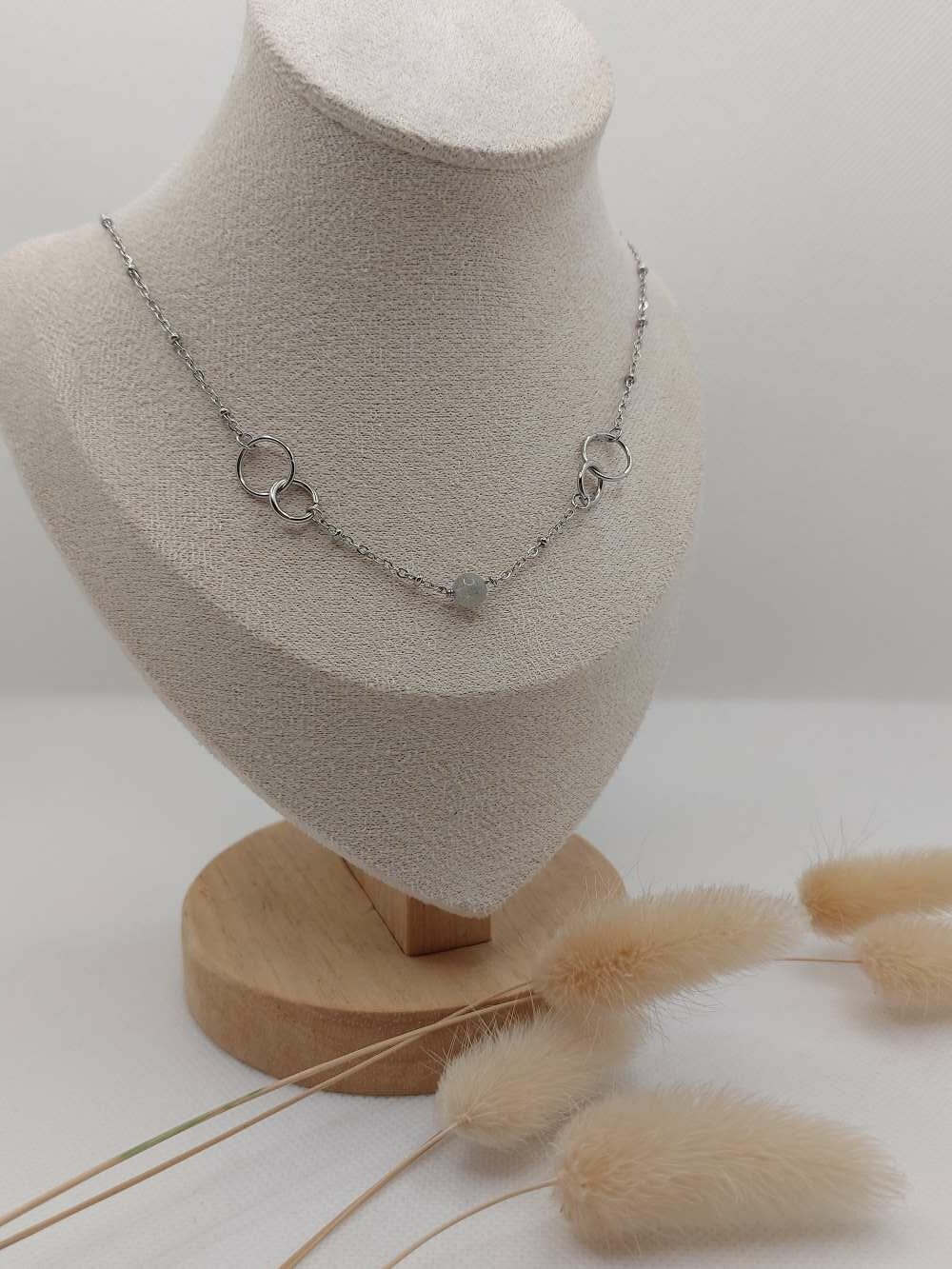 collier avec cercle et au centre la pierre naturelle